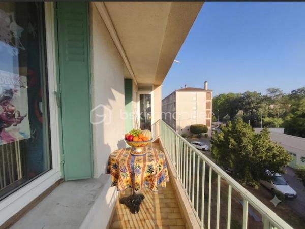 Manosque au sein d' une résidence  prisée ( La Luquèce ) car à la fois sécurisée, calme  et proche de toutes les commodités: écoles, commerces , transports, docteurs... à découvrir cet appartement Type 4 de 70 m² très clair car  traversant et doté d' une expo sud: ouest . Celui  ci  a été entièrement restauré avec goût se compose d' un hall d' entrée , d' un salon avec accès à la terrasse et à la cuisine toute équipée ( avec loggia fermée) de 3 chambres avec placard, d' une salle de bains et d' un wc séparé. Cet  appartement est  climatisé et possède une cave.pas de travaux à prévoir.