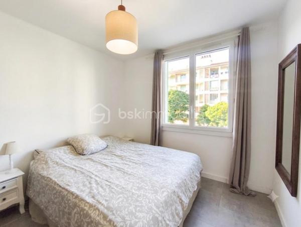 Manosque au sein d' une résidence  prisée ( La Luquèce ) car à la fois sécurisée, calme  et proche de toutes les commodités: écoles, commerces , transports, docteurs... à découvrir cet appartement Type 4 de 70 m² très clair car  traversant et doté d' une expo sud: ouest . Celui  ci  a été entièrement restauré avec goût se compose d' un hall d' entrée , d' un salon avec accès à la terrasse et à la cuisine toute équipée ( avec loggia fermée) de 3 chambres avec placard, d' une salle de bains et d' un wc séparé. Cet  appartement est  climatisé et possède une cave.pas de travaux à prévoir.