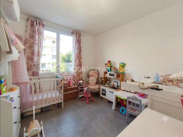 Manosque au sein d' une résidence  prisée ( La Luquèce ) car à la fois sécurisée, calme  et proche de toutes les commodités: écoles, commerces , transports, docteurs... à découvrir cet appartement Type 4 de 70 m² très clair car  traversant et doté d' une expo sud: ouest . Celui  ci  a été entièrement restauré avec goût se compose d' un hall d' entrée , d' un salon avec accès à la terrasse et à la cuisine toute équipée ( avec loggia fermée) de 3 chambres avec placard, d' une salle de bains et d' un wc séparé. Cet  appartement est  climatisé et possède une cave.pas de travaux à prévoir.