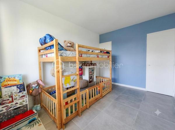 Manosque au sein d' une résidence  prisée ( La Luquèce ) car à la fois sécurisée, calme  et proche de toutes les commodités: écoles, commerces , transports, docteurs... à découvrir cet appartement Type 4 de 70 m² très clair car  traversant et doté d' une expo sud: ouest . Celui  ci  a été entièrement restauré avec goût se compose d' un hall d' entrée , d' un salon avec accès à la terrasse et à la cuisine toute équipée ( avec loggia fermée) de 3 chambres avec placard, d' une salle de bains et d' un wc séparé. Cet  appartement est  climatisé et possède une cave.pas de travaux à prévoir.