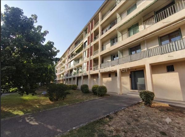 Manosque au sein d' une résidence  prisée ( La Luquèce ) car à la fois sécurisée, calme  et proche de toutes les commodités: écoles, commerces , transports, docteurs... à découvrir cet appartement Type 4 de 70 m² très clair car  traversant et doté d' une expo sud: ouest . Celui  ci  a été entièrement restauré avec goût se compose d' un hall d' entrée , d' un salon avec accès à la terrasse et à la cuisine toute équipée ( avec loggia fermée) de 3 chambres avec placard, d' une salle de bains et d' un wc séparé. Cet  appartement est  climatisé et possède une cave.pas de travaux à prévoir.