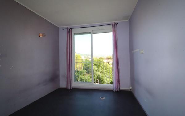 Appartement à vendre    4 pièces • 77,43 m2 Marseille 13