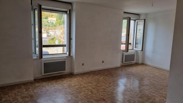 Dunières Centre 43220 immeuble pas de porte, trois appartements dont un loué