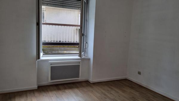 Dunières Centre 43220 immeuble pas de porte, trois appartements dont un loué