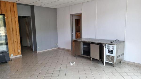 Dunières Centre 43220 immeuble pas de porte, trois appartements dont un loué