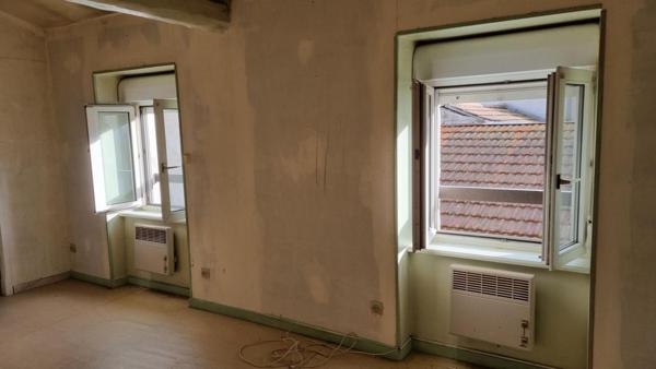 Dunières Centre 43220 immeuble pas de porte, trois appartements dont un loué