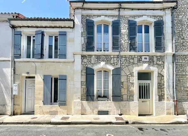 Maison à vendre    7 pièces •  Saint-Jean-d'Angély