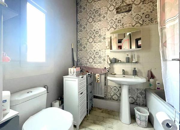 Maison à vendre    7 pièces •  Saint-Jean-d'Angély