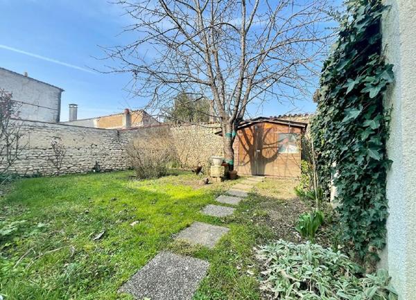Maison à vendre    7 pièces •  Saint-Jean-d'Angély