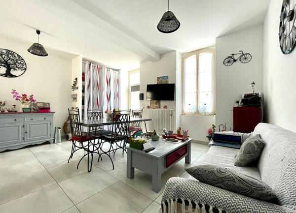 Maison à vendre    7 pièces •  Saint-Jean-d'Angély