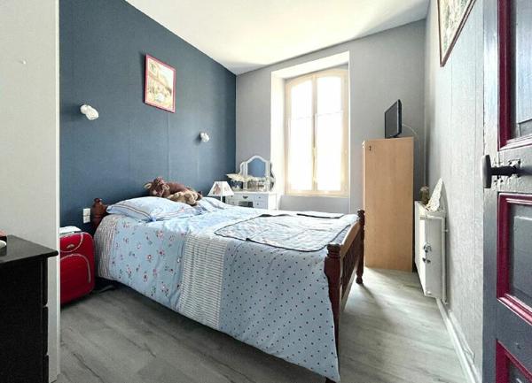 Maison à vendre    7 pièces •  Saint-Jean-d'Angély