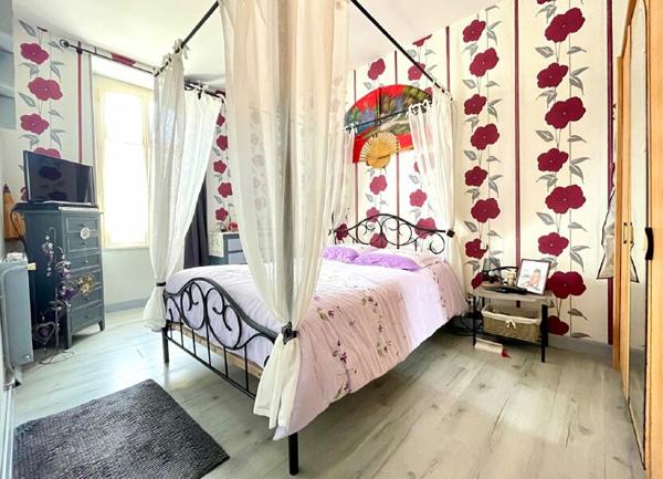 Maison à vendre    7 pièces •  Saint-Jean-d'Angély