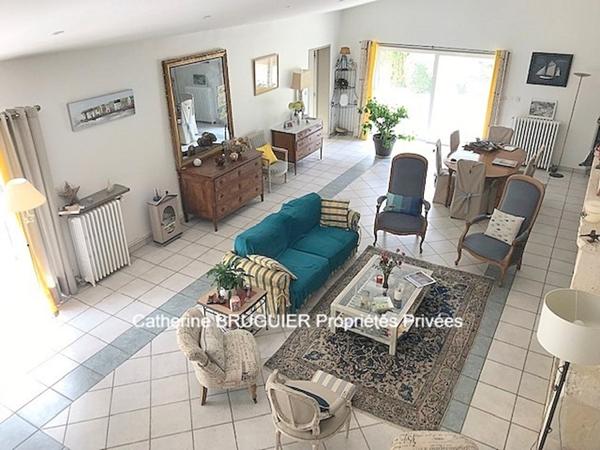 Belle demeure en pierre dans son écrin de verdure 258 m2 4 chambres 1 bureau