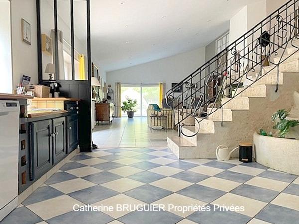 Belle demeure en pierre dans son écrin de verdure 258 m2 4 chambres 1 bureau