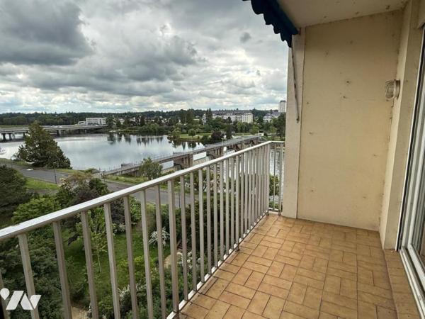 Tours, bord de Cher: bel appartement T4 de 83 m² , deux chambres, avec balcon, garage et cave