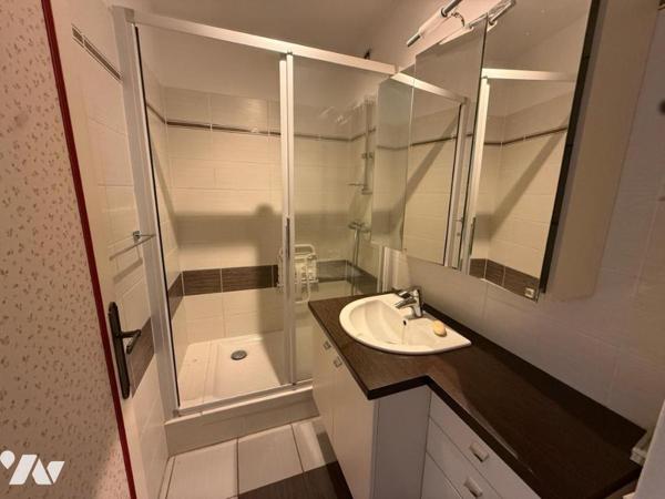 Tours, bord de Cher: bel appartement T4 de 83 m² , deux chambres, avec balcon, garage et cave