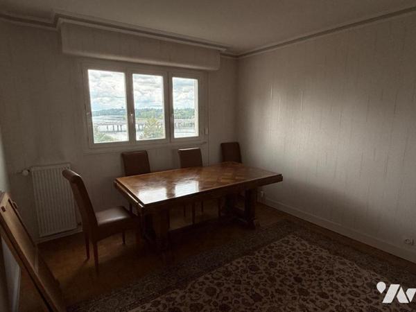 Tours, bord de Cher: bel appartement T4 de 83 m² , deux chambres, avec balcon, garage et cave