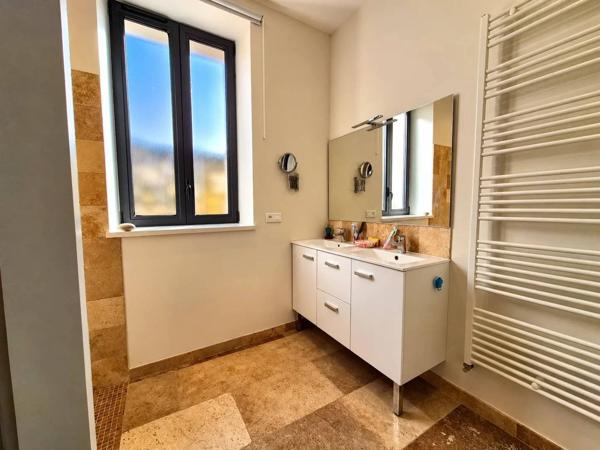 Maison entièrement rénovée – Confort du plain-pied et extérieur sans entretien