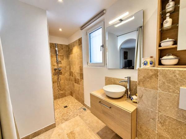 Maison entièrement rénovée – Confort du plain-pied et extérieur sans entretien