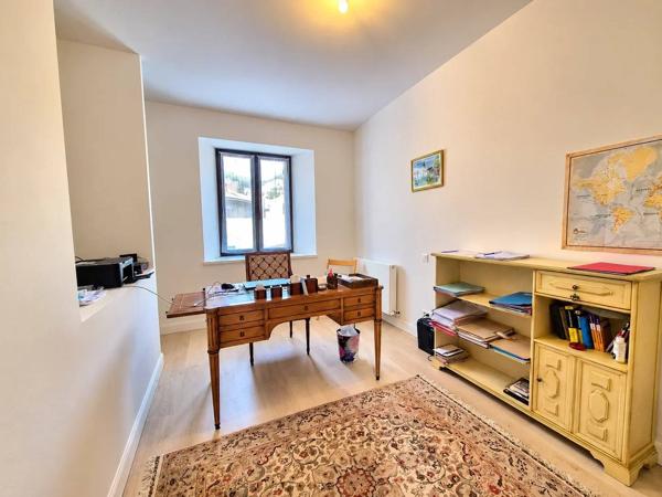 Maison entièrement rénovée – Confort du plain-pied et extérieur sans entretien
