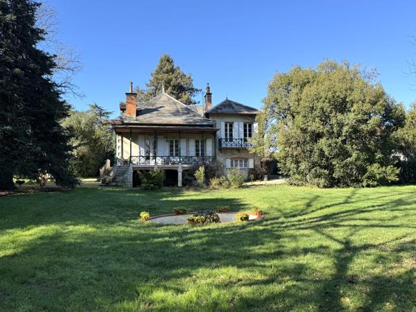 Maison de Charme du XIXe Siècle au Cœur d’un Parc Verdoyant à Condom