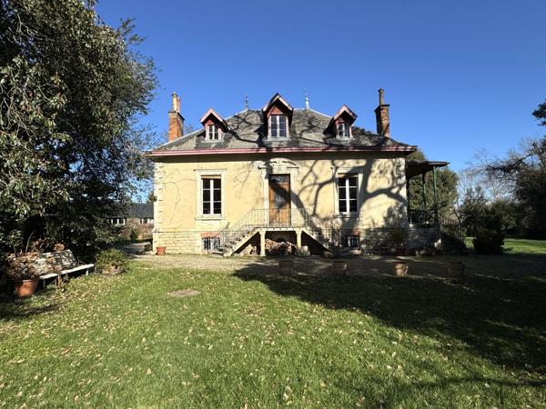 Maison de Charme du XIXe Siècle au Cœur d’un Parc Verdoyant à Condom