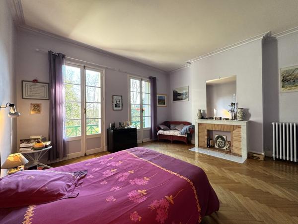 Maison de Charme du XIXe Siècle au Cœur d’un Parc Verdoyant à Condom