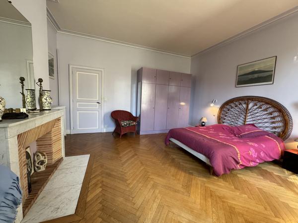 Maison de Charme du XIXe Siècle au Cœur d’un Parc Verdoyant à Condom