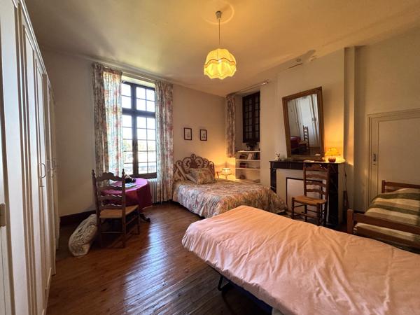 Maison de Charme du XIXe Siècle au Cœur d’un Parc Verdoyant à Condom