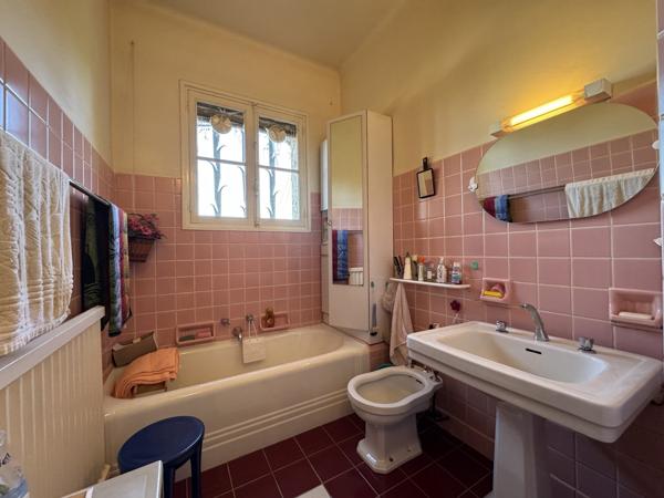 Maison de Charme du XIXe Siècle au Cœur d’un Parc Verdoyant à Condom