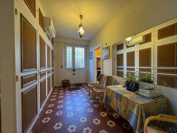 Maison de Charme du XIXe Siècle au Cœur d’un Parc Verdoyant à Condom