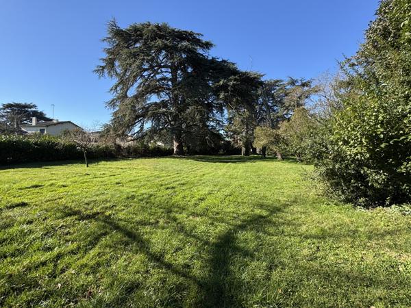 Maison de Charme du XIXe Siècle au Cœur d’un Parc Verdoyant à Condom