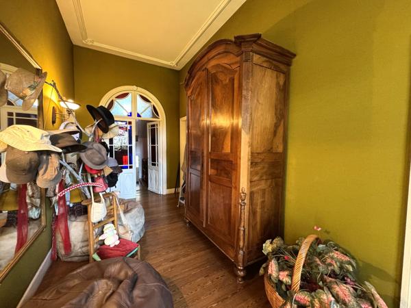 Maison de Charme du XIXe Siècle au Cœur d’un Parc Verdoyant à Condom