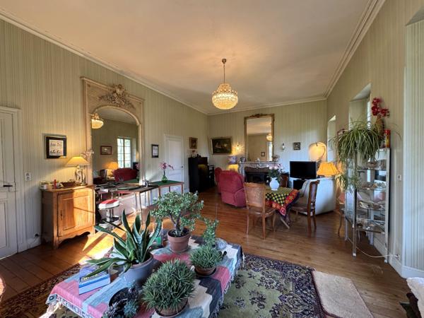 Maison de Charme du XIXe Siècle au Cœur d’un Parc Verdoyant à Condom