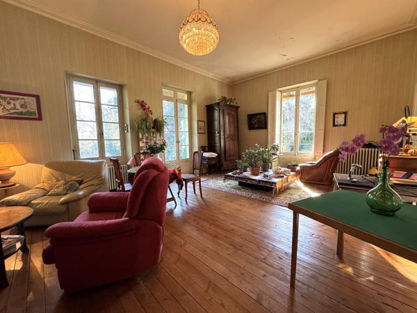 Maison de Charme du XIXe Siècle au Cœur d’un Parc Verdoyant à Condom