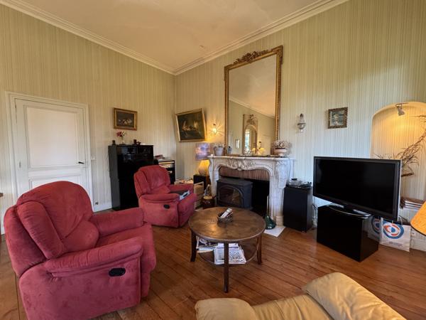 Maison de Charme du XIXe Siècle au Cœur d’un Parc Verdoyant à Condom