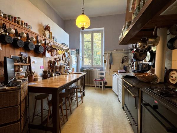 Maison de Charme du XIXe Siècle au Cœur d’un Parc Verdoyant à Condom