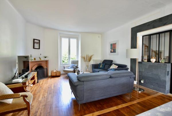 Grande maison de caractère dans le centre de Montreuil-Juigné !