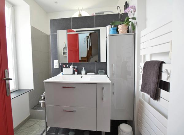 Grande maison de caractère dans le centre de Montreuil-Juigné !