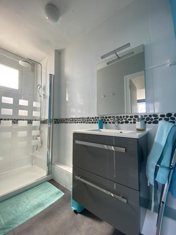 T2 rénové au calme proche plage et port.