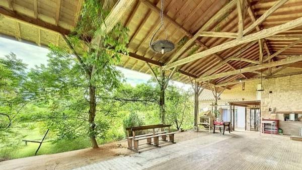 Belle propriété de 375 m² – 5 chambres – Piscine – Dépendances – Prestations de qualité