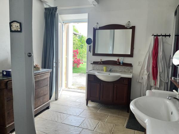 Belle propriété de 375 m² – 5 chambres – Piscine – Dépendances – Prestations de qualité