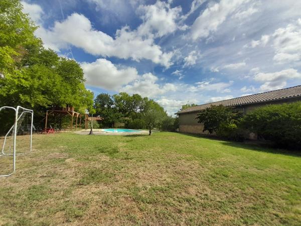 Belle propriété de 375 m² – 5 chambres – Piscine – Dépendances – Prestations de qualité