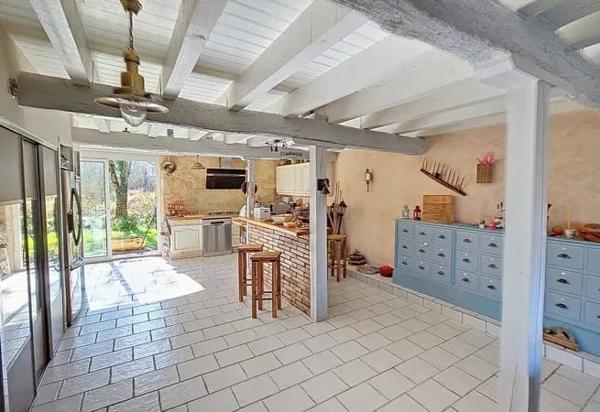 Belle propriété de 375 m² – 5 chambres – Piscine – Dépendances – Prestations de qualité