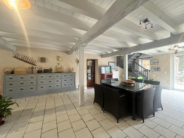 Belle propriété de 375 m² – 5 chambres – Piscine – Dépendances – Prestations de qualité