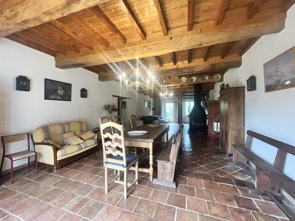 Belle propriété de 375 m² – 5 chambres – Piscine – Dépendances – Prestations de qualité