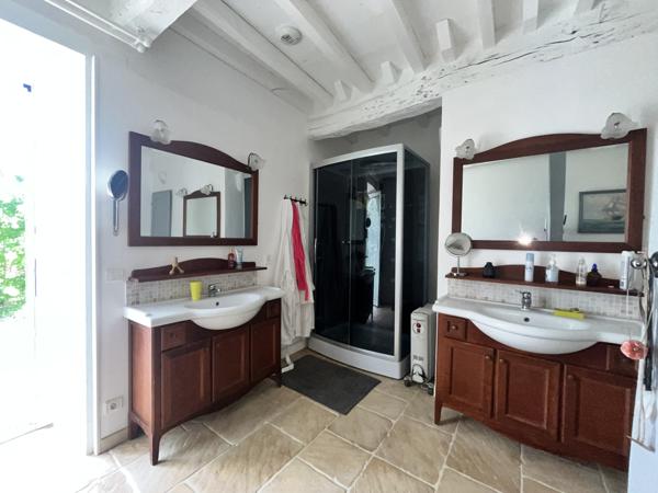 Belle propriété de 375 m² – 5 chambres – Piscine – Dépendances – Prestations de qualité