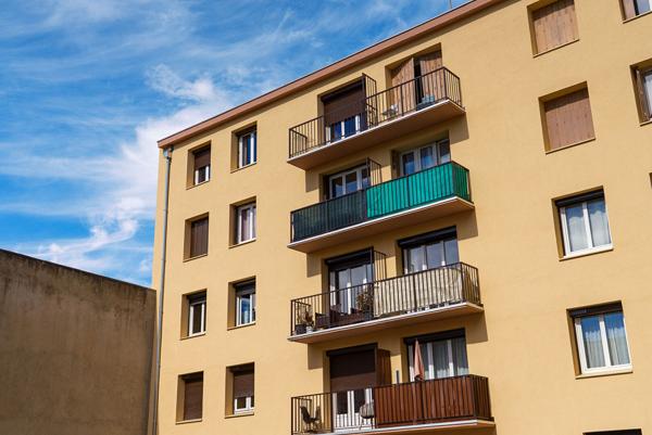 CARCASSONNE – BERGES DE L’AUDE – GAMBETTA Appartement T4 84m² avec balcon, parking , et façade ITE effectuée