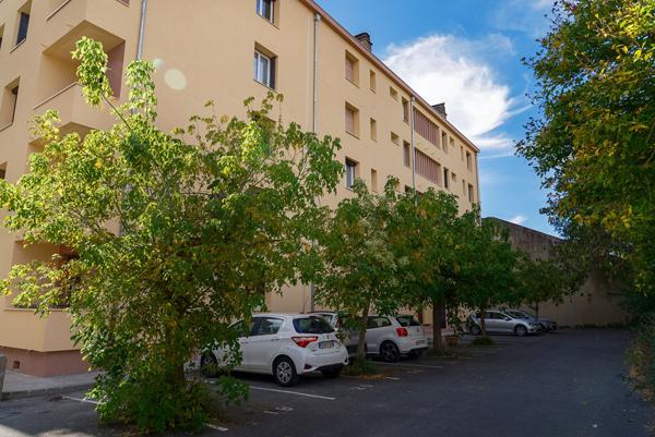 CARCASSONNE – BERGES DE L’AUDE – GAMBETTA Appartement T4 84m² avec balcon, parking , et façade ITE effectuée