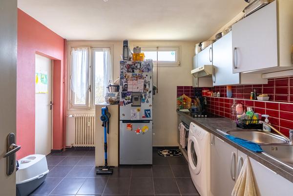 CARCASSONNE – BERGES DE L’AUDE – GAMBETTA Appartement T4 84m² avec balcon, parking , et façade ITE effectuée